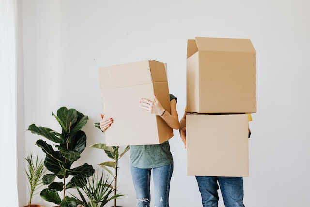 people%20holding%20moving%20boxes people%20holding%20moving%20boxes